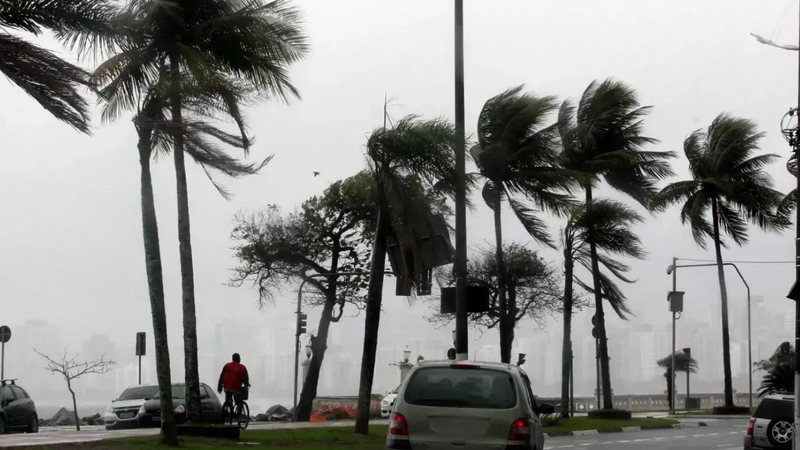 Pancadas de chuva, rajadas de vento e granizo podem atingir o litoral de SP - Reprodução/Internet