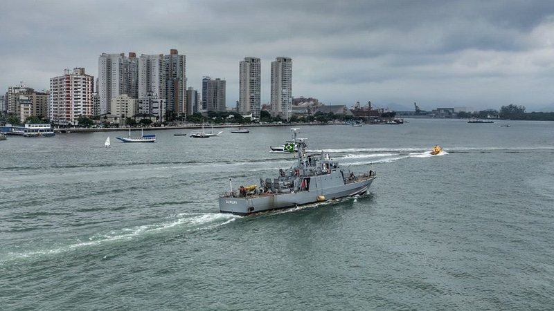 No caminho do Porto, navio foi acionado para o resgate de três navegantes à deriva no litoral do RJ - Imagem: Divulgação / Marinha do Brasil