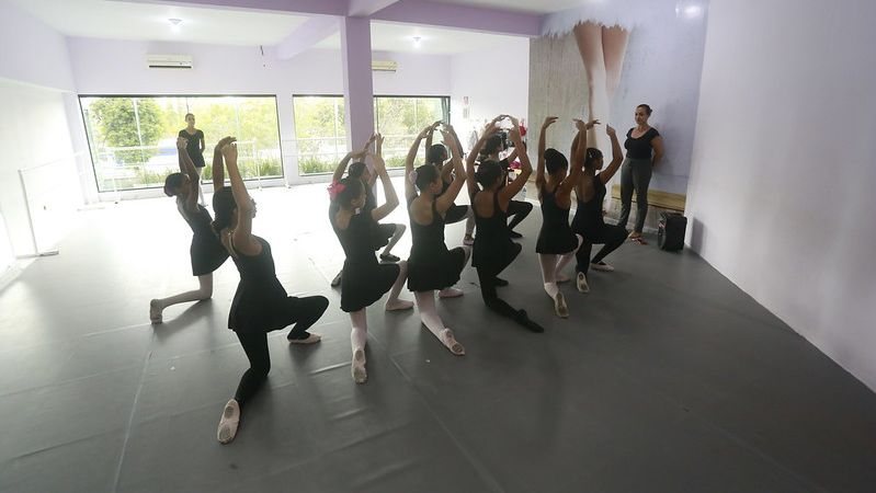 Dançarinas do projeto ONG Feliz Cidade, em Guarujá - Imagem: Divulgação / Helder Lima / Prefeitura de Guarujá