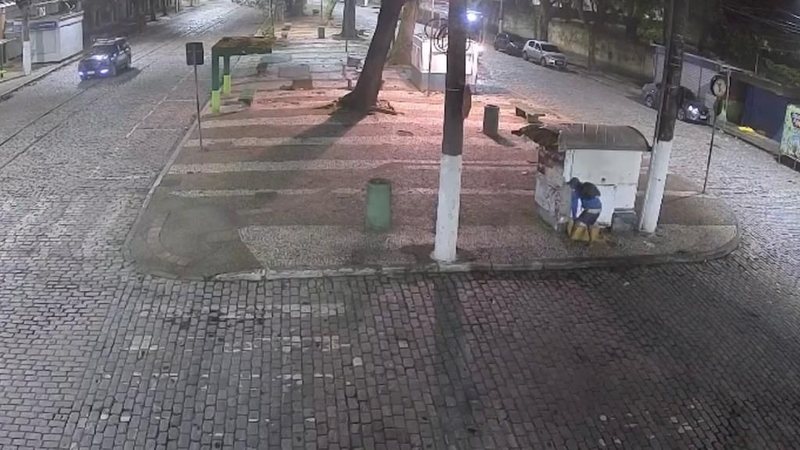 Câmeras visualizam homem no momento do ataque ao carrinho de lanche - Divulgação PMS