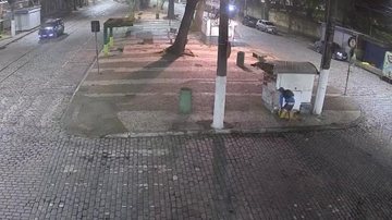 Câmeras visualizam homem no momento do ataque ao carrinho de lanche - Divulgação PMS