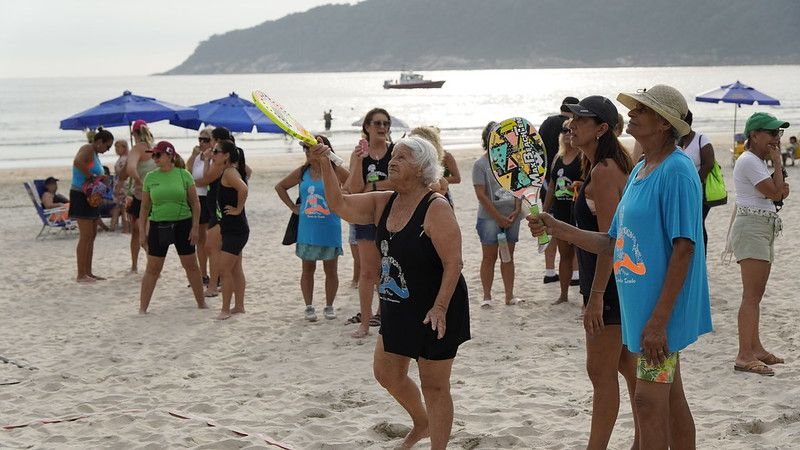 Idosos praticam beach tennis nas areias de Guarujá. Aulas são gratuitas - Imagem: Divulgação / Hygor Abreu / Prefeitura de Guarujá