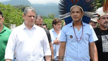 Governador Tarcísio de Freitas e Cristiano Awa Kiririndju, cacique da Aldeia Renascer de Ubatuba - Governo do Estado de SP