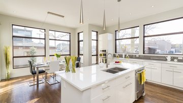 Cozinha moderna com janelas grandes - Freepik