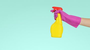 Pessoa com produto se limpeza na mão - Unsplash