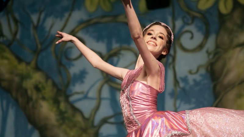 Tema da apresentação deste ano é Rapunzel, dona de cabelos longos e dourados que vive em uma torre - Estúdio de Dança Bianca Silva