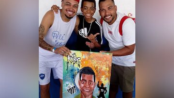 Henry registrou a entrega da pintura de Pelé aos netos do jogador - Instagram/@henryfelisbino_artes
