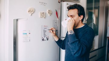 Jovem Escrevendo Lembrete Na Geladeira E Tomando Café Em Casa - Pexels