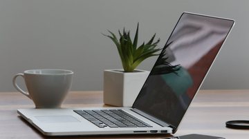 Laptop Prateado E Copo Branco Na Mesa - Pexels