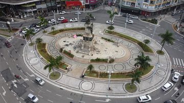 Prédios da Praça da Independência estão entre os pontos observados no passeio - Divulgação/Prefeitura de Santos