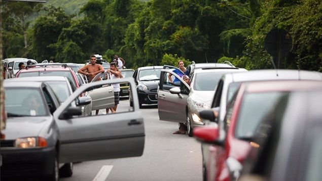 Veículos parados na rodovia Rio-Santos - Imagem: Arquivo / Reprodução / Folha