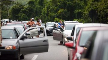 Veículos parados na rodovia Rio-Santos - Imagem: Arquivo / Reprodução / Folha