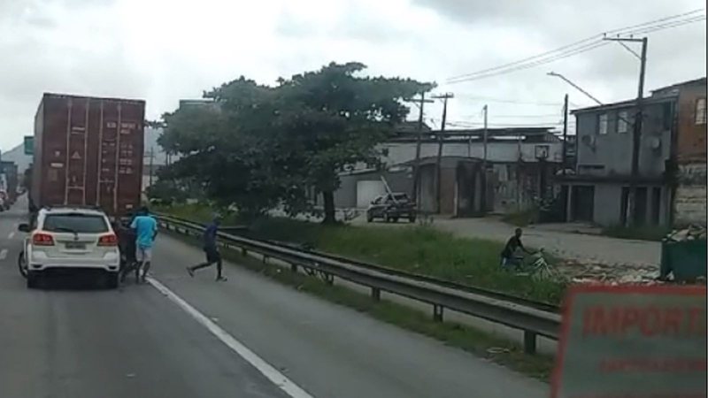 Criminosos conseguiram fugir após o assalto na Cônego Domênico Rangoni - Reprodução Plantão Guarujá