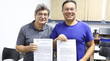 Hermes Balula e o prefeito Ademário Oliveira durante assinatura do termo - Rafael Oliveira