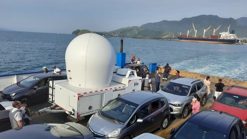 Radar precisou de operação logística para chegar de balsa a Ilhabela - Instituto de Estudos Avançados do Mar - IEAMar/Unesp