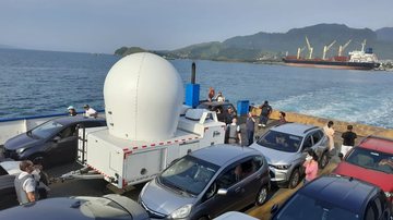 Radar precisou de operação logística para chegar de balsa a Ilhabela - Instituto de Estudos Avançados do Mar - IEAMar/Unesp