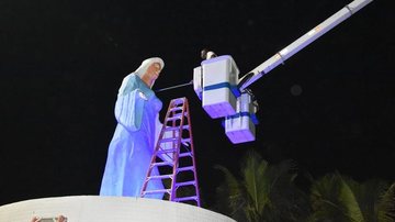 Estátua começou a ser pintada na noite de quinta-feira (30) - Prefeitura de Praia Grande