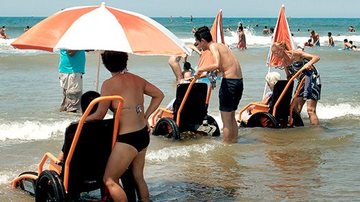 Cadeiras auxiliam pessoas com deficiência no deslocamento na areia e no banho de mar - Amauri Pinilha/Prefeitura de Praia Grande