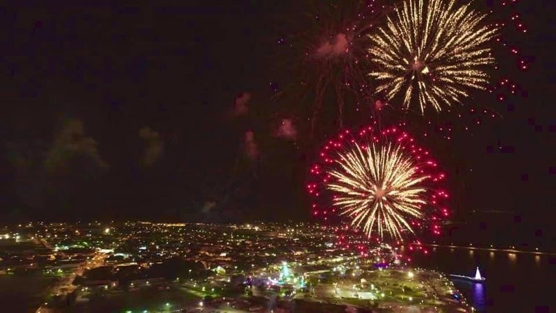 Nesse ano, a cidade inova com shows piromusicais, que combinam fogos de artifício com música sincronizada - Divulgação/Prefeitura de São Sebastião