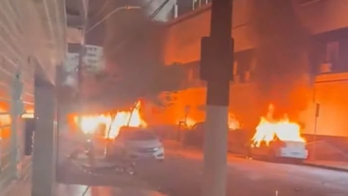 Carros foram incendiados perto da Vila Belmiro - Reprodução TV Cultura