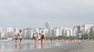 Banhistas caminham na praia em Santos - Reprodução TV Cultura
