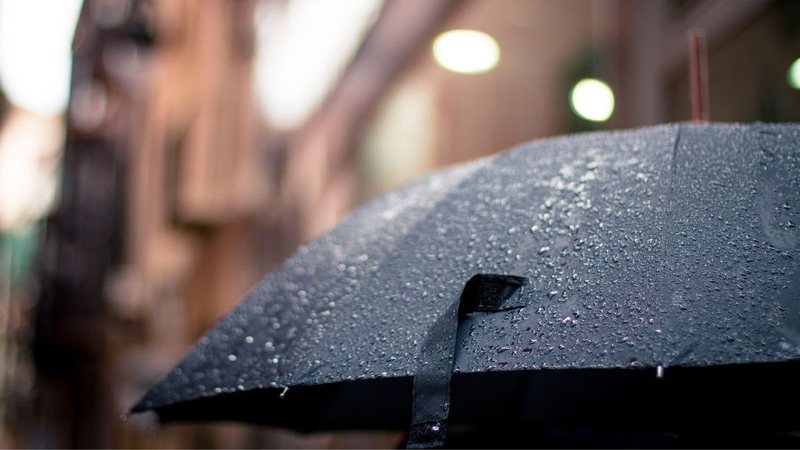 O guarda-chuva vai ter que ficar sempre de prontidão nos próximos dias - Imagem ilustrativa/Canva