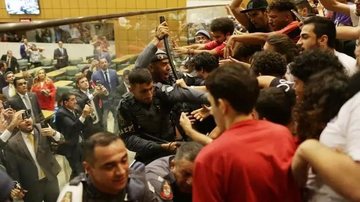 Votação foi marcada por confronto entre PM e manifestantes e chegou a ser paralisada - Imagem: Estadão