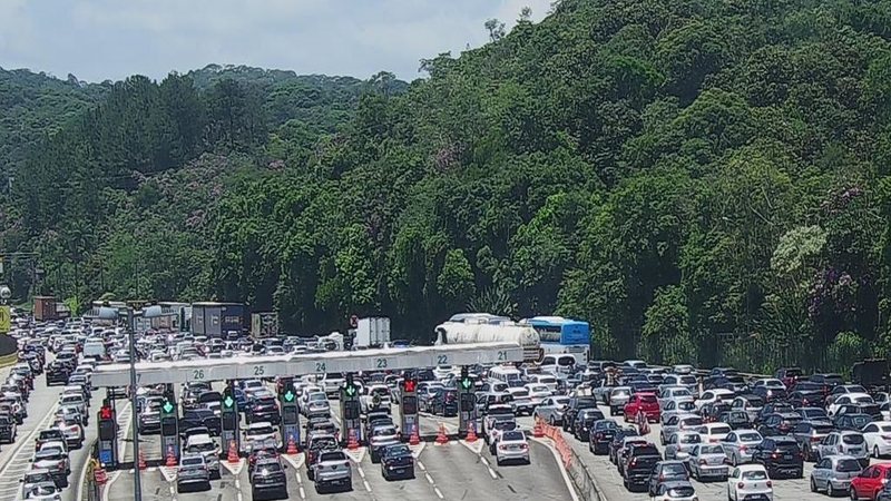 Congestionamento no pedágio do km 33 da Anchieta na manhã de hoje - Imagem: Ecovias