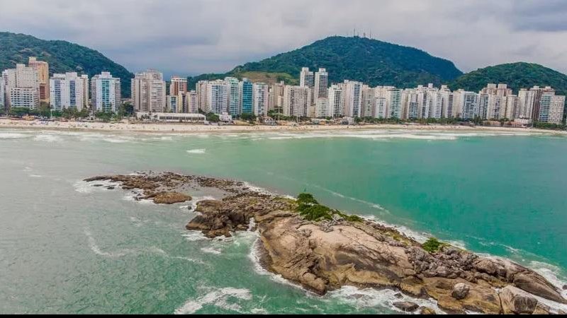 Praia de Pitangueiras, endereço mais procurado em Guarujá, no litoral de SP - Imagem: Reprodução / Naturam