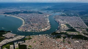 O complexo portuário possui 55 terminais, situados em duas margens, uma em Santos (direita) e outra em Guarujá (esquerda). - Foto: Sérgio Furtado