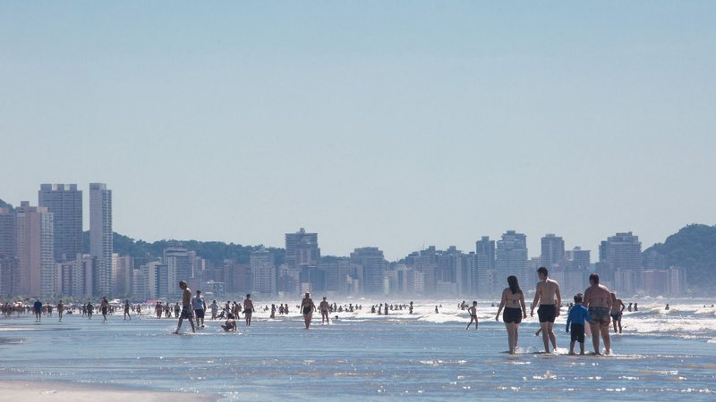 Banhistas em Praia Grande. Celebrações de fim de ano devem atrair milhares de visitantes e impulsionar economia da região - Fred Casagrande | Prefeitura de Praia Grande