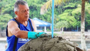 Artista plástico itanhaense Ronaldo Lopes é o responsável pela obra desde 2006 - Prefeitura de Itanhaém