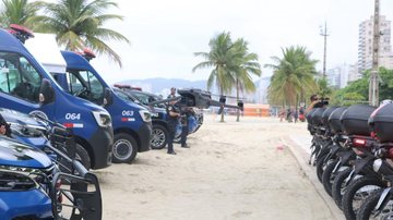 Operação também envolve uso de drone e instalação de tendas nas areias - Imagem: Divulgação / Raimundo Rosa / Prefeitura de Santos