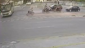 Ciclista tentou desviar do veículo, mas acabou colidindo violentamente na lateral do ônibus - Reprodução Plantão Guarujá