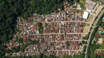 Vista aérea parcial da Vila Sahy antes dos deslizamentos de fevereiro desse ano - Imagem: Reprodução / ICC