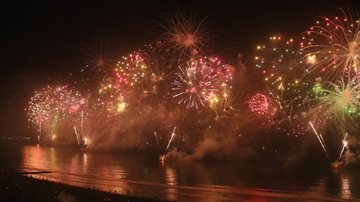 Fogos de artifício estarão distribuídos em 10 embarcações ao longo da orla santista - Prefeitura de Santos