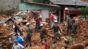 Agentes da PM, Bombeiros, Defesa Civil e Exército em resgates na Vila Sahy - Governo/SP
