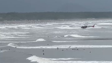 Helicóptero da PM durante buscas por turista em Bertioga, no final da manhã de ontem - Imagem: Portal Costa Norte