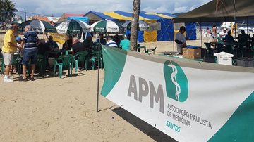 Em plena praia, médicos  instruem banhistas sobre como se prevenir contra câncer de pele - Imagem: Divulgação / APM Santos