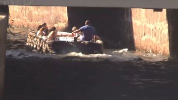 Embarcação passa pelo túnel na região do Porto de Santos - Reprodução TV Cultura