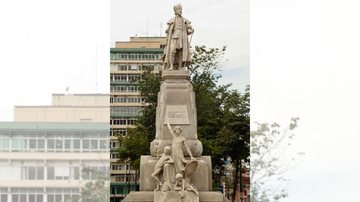 Estátua de Braz Cubas fica na praça da República, no centro histórico de Santos - Francisco Arrais/Fams