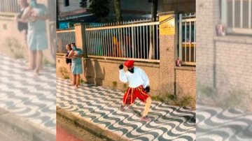 Martim Afonso requebrando pelas ruas de São Vicente - Reprodução/Instagram