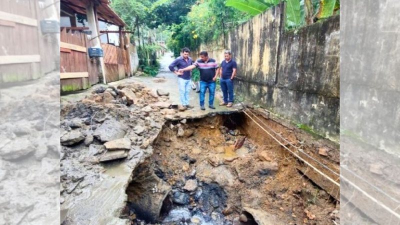 Equipe da Secretaria de Serviços Públicos (Sesep)  repara a tubulação - Prefeitura de São Sebastião