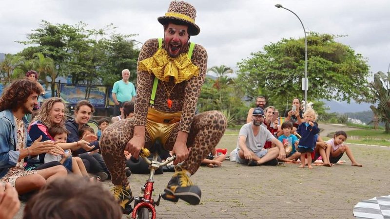 Espetáculo circense da Cia Fulô, com o palhaço Zé Gambiarra, entre as atrações - Divulgação