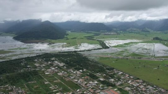 Imagem aérea mostra alagamento na Fazenda Serramar. - Reprodução / Prefeitura de Caraguatatuba