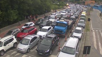 Motoristas enfrentam longa fila na espera para chegar em São Sebastião - Reprodução/Departamento Hidroviário