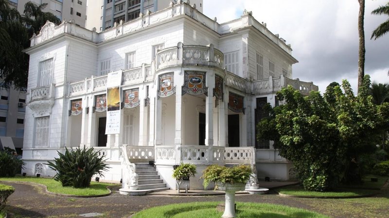Casarão branco, no estilo art nouveau, foi construído por volta de 1900, na orla da praia de Santos - Marcelo Martins/Prefeitura de Santos