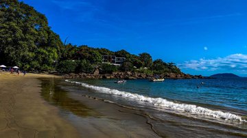 Praia do Veloso, em Ilhabela, é uma das que estão com bandeira vermelha da Cetesb - Site Turismo Ilhabela
