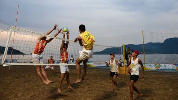 Atividades incluem vôlei de praia, beach soccer, aulas de dança e jiu-jitsu - Divulgação/Prefeitura de Ilhabela