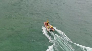 Equipe em resgate nas praias de Ubatuba - Grupamento de Bombeiros Marítimo